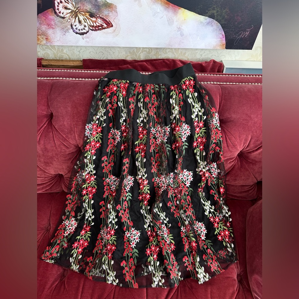 BRAND NEW CONDITION- NEVER WORN. Medium MIDI Ruffled Skirt with Floral Print.